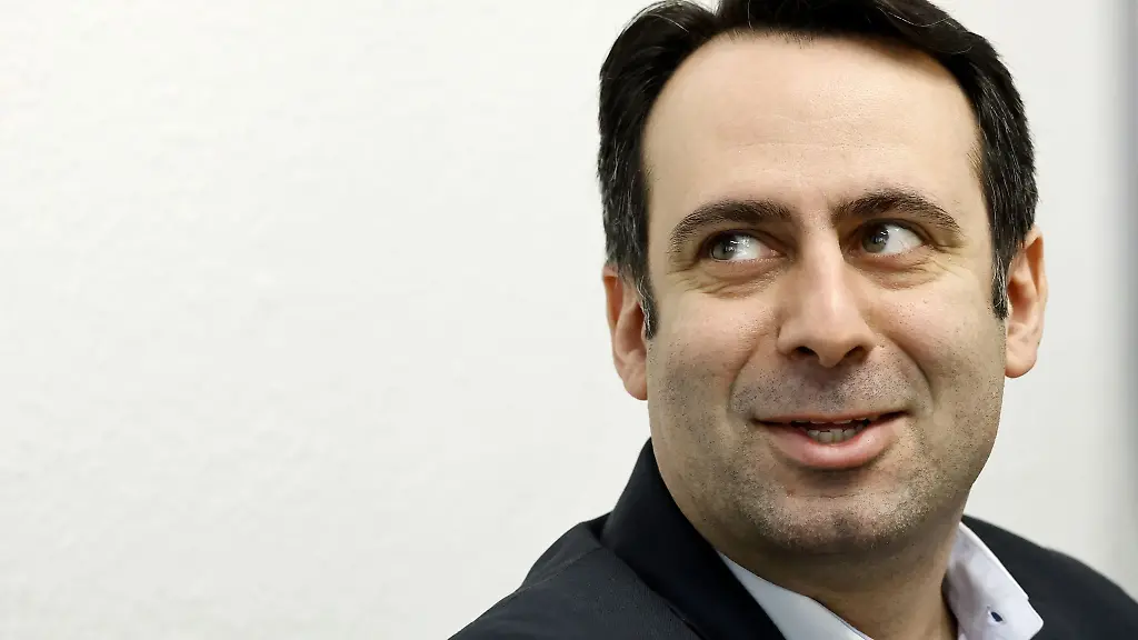 Aziz-Bozkurt-SPD-Staatssekretaer-fuer-Jugend-Familie-und-Schuldigitalisierung-im-Gespraech