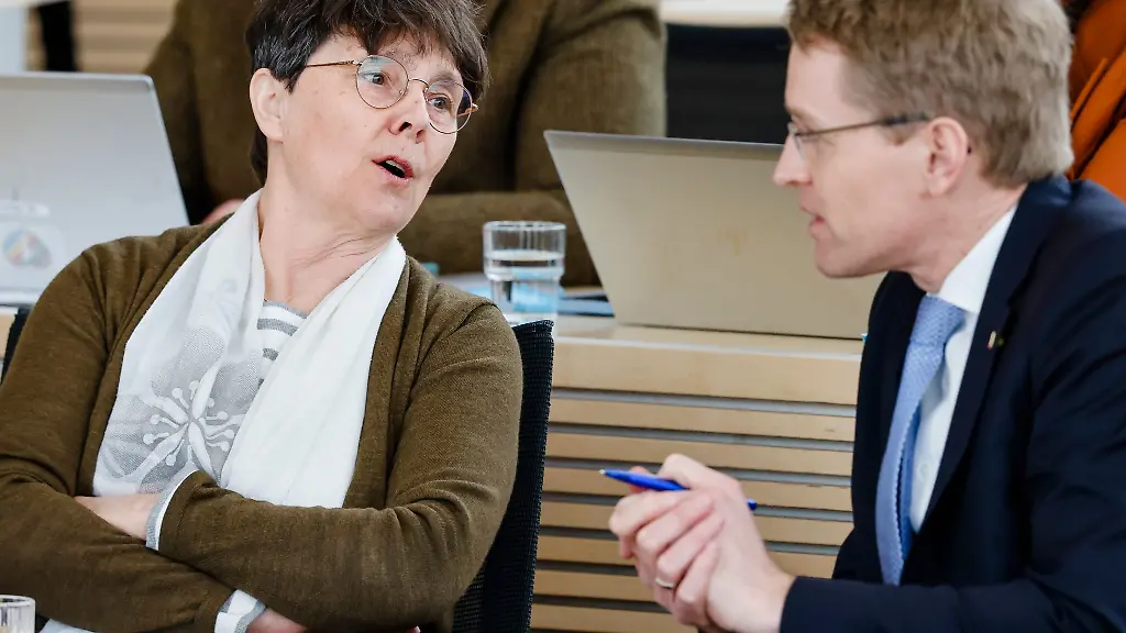 Monika-Heinold-l-Buendnis-90-Die-Gruenen-Finanzministerin-von-Schleswig-Holstein-ist-im-Gespraech-mit-Ministerpraesident-Daniel-Guenther-CDU
