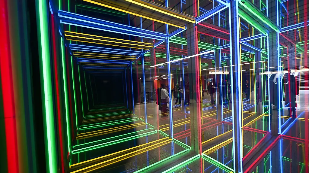 In-bunten-Farben-leuchtet-die-Lichtinstallation-Unendlichkeitssimulator-nach-der-Restaurierung-in-der-B-Ebene-der-U-Bahn-Station-Hoehenstrasse