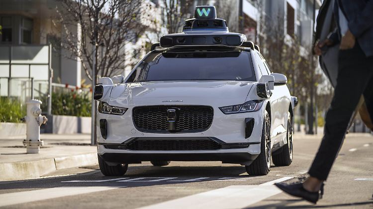 Achtung, Fußgänger! Waymo arbeitet mit Teleassistenz. Hier bleibt die Fahraufgabe beim Fahrzeug.