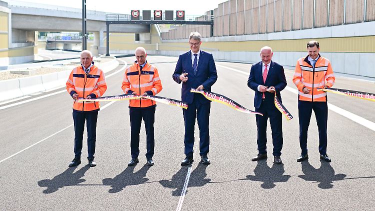 Unter anderem Verkehrsminister Schnieder (m.) und Bürgermeister Wegner (2. v. r.) griffen zur Schere bei der Eröffnung.