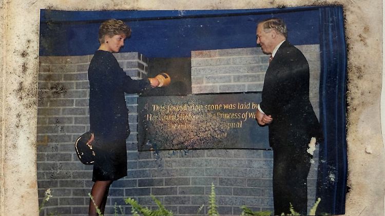 Hier versiegelt Prinzessin Diana 1991 die nun wieder ausgegrabene Zeitkapsel.