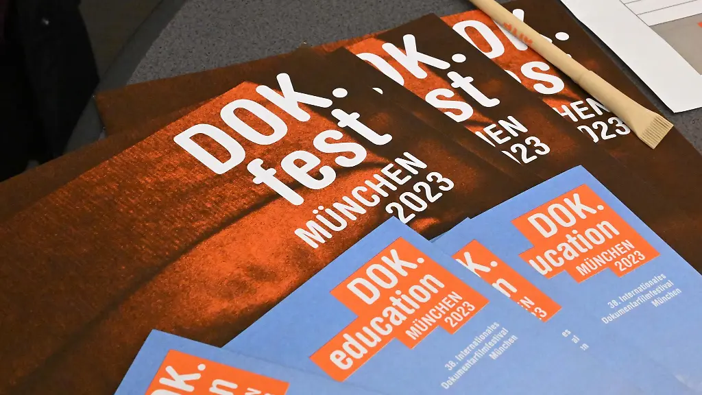 Prospekte-liegen-bei-der-Pressekonferenz-des-DOK-fest-Muenchen-im-City-Kino