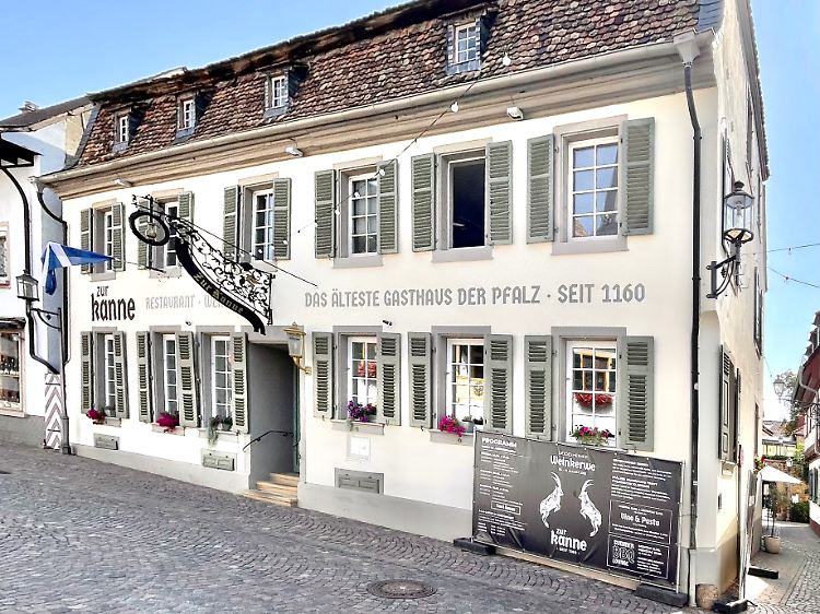 An dieser Stelle existiert seit beinahe 900 Jahren ein Restaurant. Es hieß aber nicht immer "Zur Kanne" und sieht erst seit ca. 200 Jahren so aus.