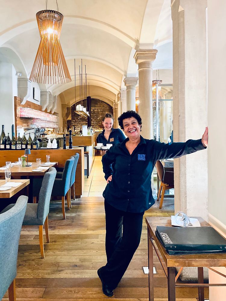 Die Französin Louise Gaye – eine Verwandte des amerikanischen Sängers Marvin Gaye – ist im Restaurant "Leopold" auch für die gute Stimmung verantwortlich.