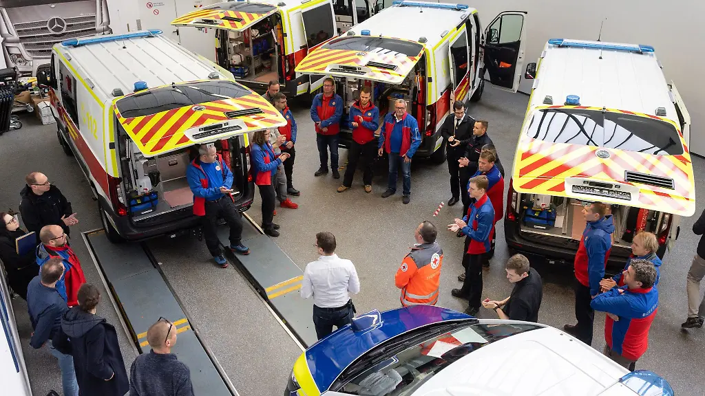 Mitarbeiter-der-Bergwacht-pruefen-die-Ausruestung-bei-der-Uebergabe-an-Katastrophenschutzbehoerden