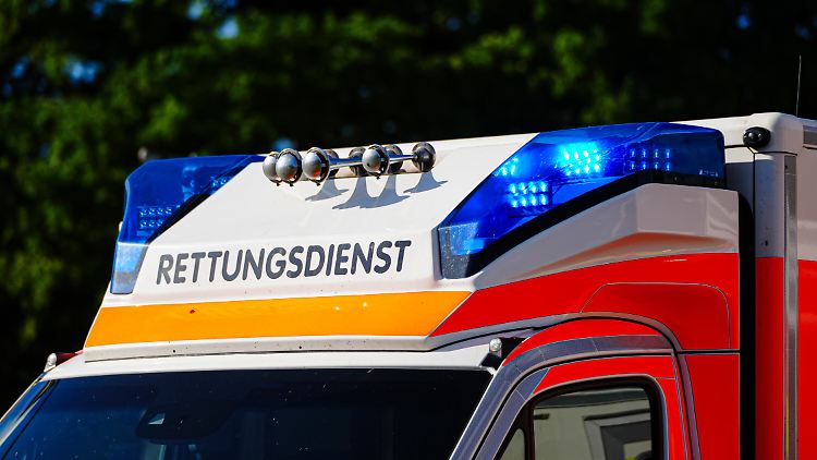 In der Nacht stürzte ein Baum auf das Zelt der Betreuer. Eine Frau starb noch am Unglücksort, eine weitere Person erlitt leichte Verletzungen.
