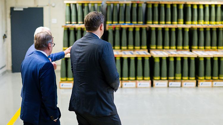 Pistorius und Klingbeil besichtigen das neue Werk. 