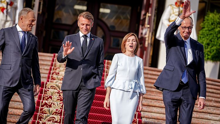 Gemeinsames Foto vor dem Präsidentenpalast: der polnische Ministerpräsident Donald Tusk, Frankreichs Präsident Emmanuel Macron, Maia Sandu, Präsidentin der Republik Moldau, und Bundeskanzler Friedrich Merz (v.l.n.r.).