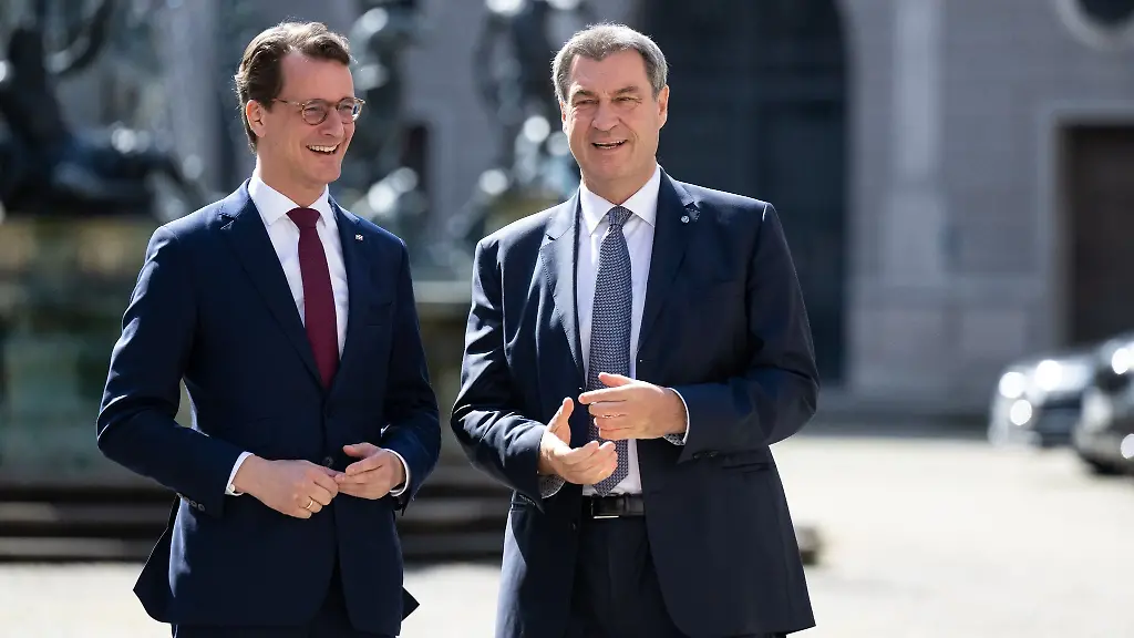 Markus-Soeder-CSU-r-Ministerpraesident-von-Bayern-begruesst-Hendrik-Wuest-CDU-Ministerpraesident-von-Nordrhein-Westfalen