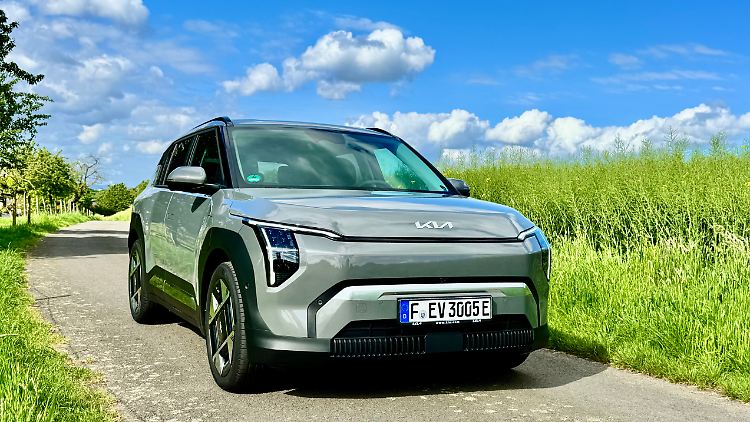 Das kompakte SUV Kia EV3 besticht durch eine futuristisch anmutende Front mit markanten Tagfahrlichtern.