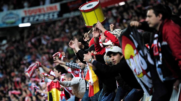 Manche Unentschieden sind ein Sieg: Fans des Gijon feiern ihre Helden.