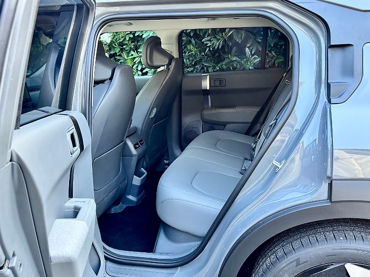 Selbst in der zweiten Reihe bietet der kompakte Kia genug Kniefreiheit, um längere Touren gut zu überstehen.