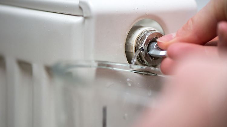 Wenn es gluckert oder die Heizkörper nicht gleichmäßig warm werden, sollte man sie entlüften.