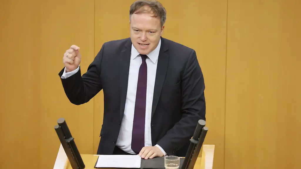 Mario-Voigt-Fraktionsvorsitzender-der-CDU-im-Thueringer-Landtag-spricht