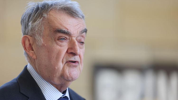 NRW-Innenminister Reul argumentiert, dass mehrere Staatsangehörigkeiten bei Haftgründen eine Rolle spielen können.