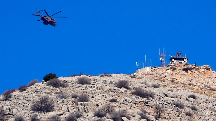 Ein israelischer Militärhubschrauber ist in der Nähe der sogenannten Alpha-Linie unterwegs, die die von Israel besetzten Golanhöhen von Syrien trennt.