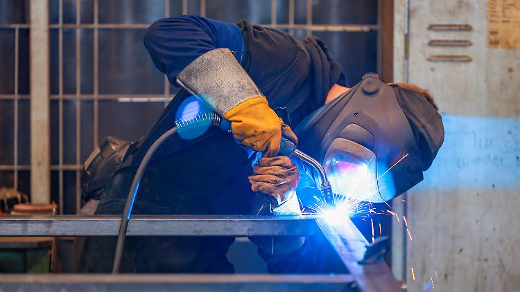 Besonders in der Industrie und im Handel beginnen viele junge Menschen ihre Ausbildung. 