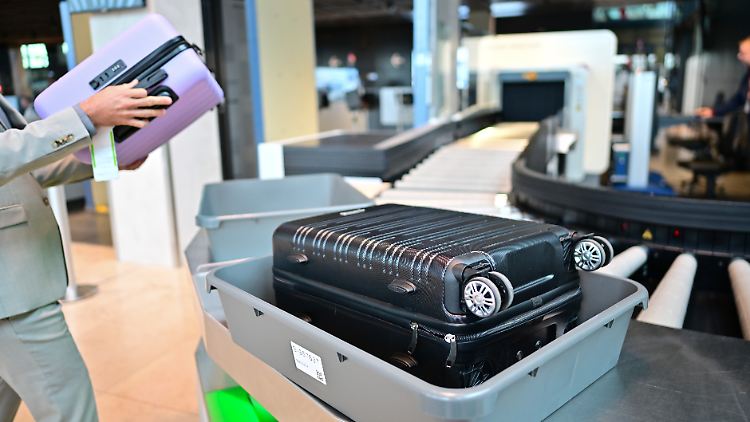 Technik und geringe Mengen an Flüssigkeiten (bis je 100 Milliliter) dürfen nun neben der Kleidung im Koffer bleiben. Große Flaschen müssen herausgeholt werden.