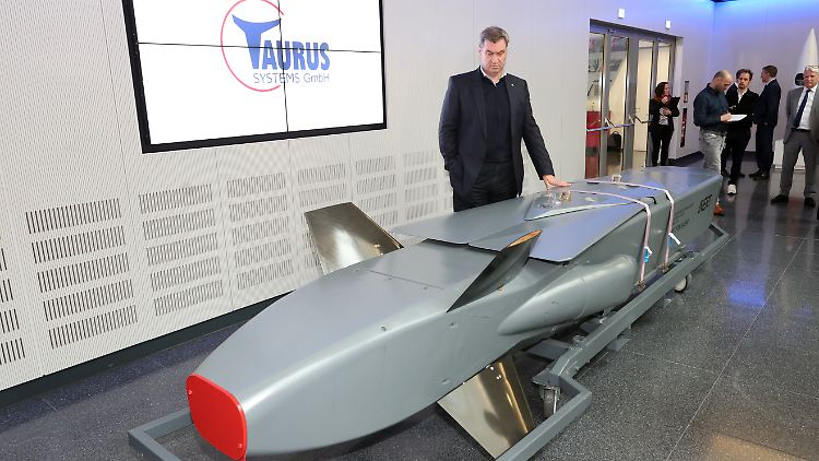 Markus Söder vor einem Ausstellungsstück des Marschflugkörpers Taurus, welcher in Bayern produziert wird.
