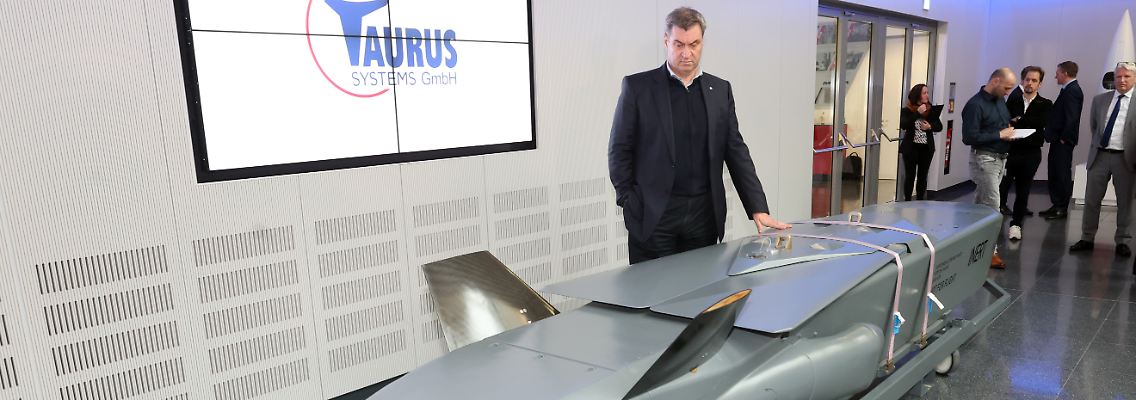 Markus Söder (CSU) vor einem Ausstellungsstück des Marschflugkörpers Taurus, welcher in Bayern produziert wird.