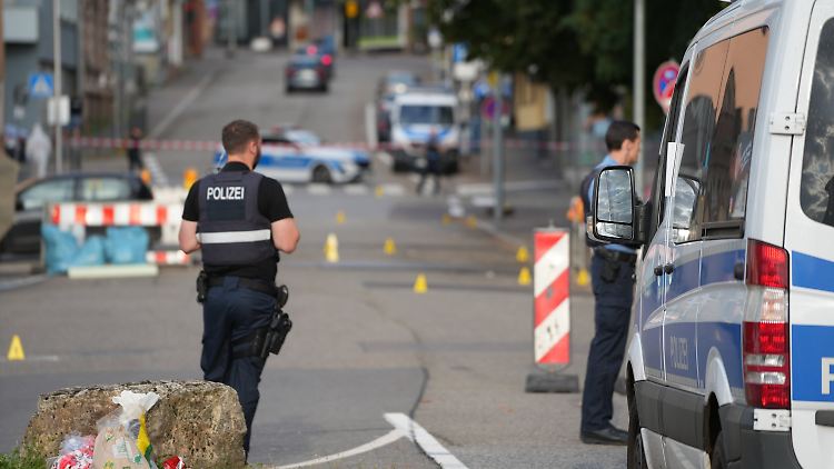 Polizeibeamte untersuchen das Umfeld des Tatorts in Völklingen.