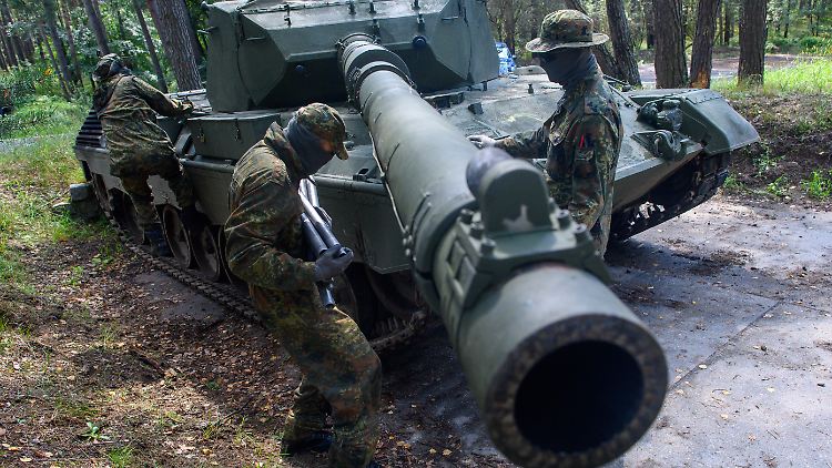 Ukrainische Soldaten bei der Ausbildung in Deutschland an einem Kampfpanzer vom Typ "Leopard 1 A5". 
