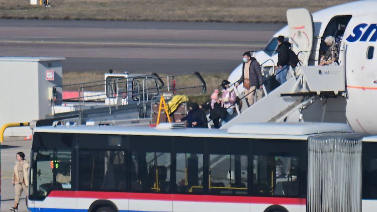 Die Ampel-Koalition hatte Menschen, die in Afghanistan die Bundeswehr unterstützt haben, Hilfe zugesagt. Mehrere Flieger mit Ortskräften landeten schon in Deutschland.