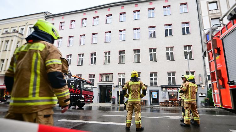 Das THW hilft mit technischen Spezialgeräten beim Abstützen des Gebäudes.