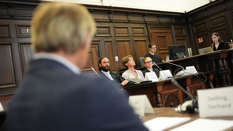 Unternehmerin Christina Block mit ihrem Anwaltsteam. Sie muss sich dem Prozess wegen mutmaßlicher Kindesentführung stellen.