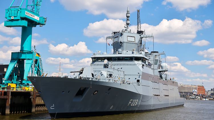 Fregatte "Nordrhein-Westfalen" liegt vor der Norderwerft, die zum Schiffbauer NVL gehört.