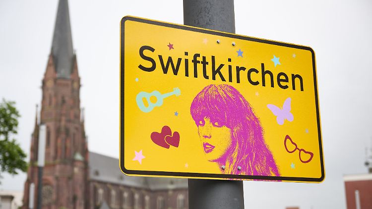 Taylor Swift gibt 2024 in Gelsenkirchen drei ausverkaufte Shows. Die Ruhrgebietsstadt nennt sich dafür vorübergehend "Swiftkirchen".
