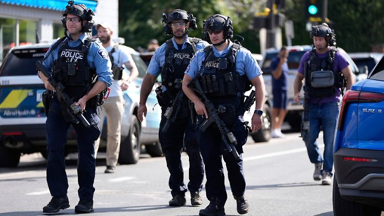 Schwerbewaffnete Polizisten sicherten die Lage rund um die Kirche. 