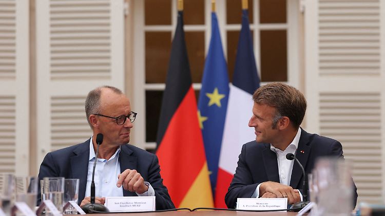 Nach dem Amtsantritt von Merz (links) hätten Berlin und Paris ein "neues Kapitel der Zusammenarbeit aufgeschlagen", sagt Macron (rechts).