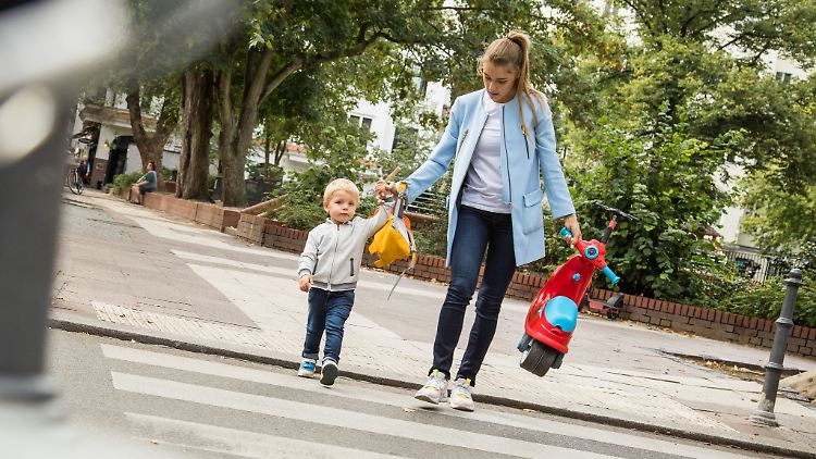Berufstätige Eltern stehen oft unter Druck, sowohl im Arbeits- als auch im Privatleben alles richtig zu machen.