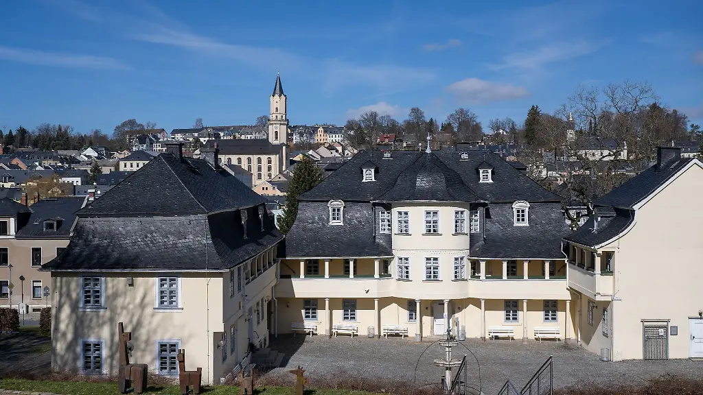 Blick-auf-das-spaetbarocke-Paulus-Schloessel-in-Markneukirchen