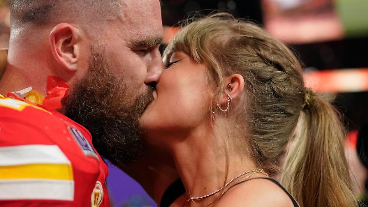 Und Kuss: Inzwischen sind Taylor Swift und Travis Kelce verlobt. (Archivbild)
