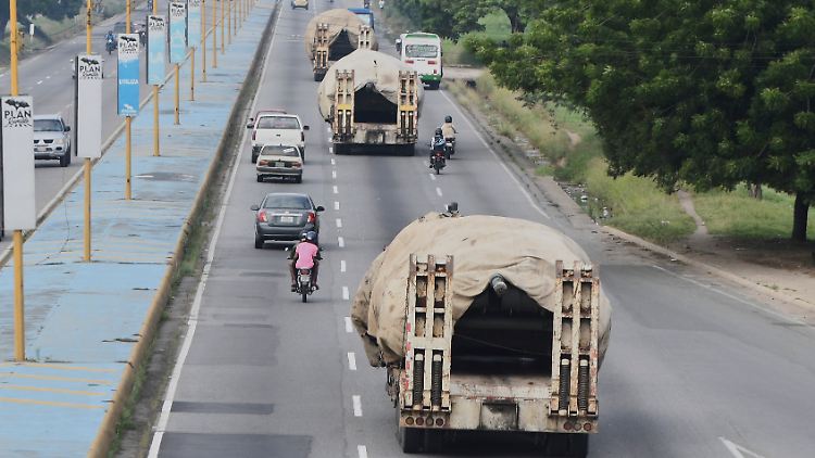 Lastwagen transportieren Panzer in Richtung Osten, nachdem die Regierung nach der Stationierung von US-Kriegsschiffen vor Venezuela eine militärische Mobilisierung angekündigt hatte.