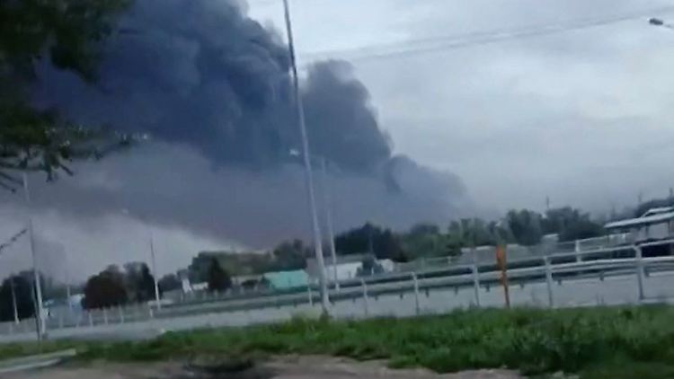 Rauch steigt am Donnerstag in der russischen Region Samara in der Raffinerie Kuybyschewskji auf.