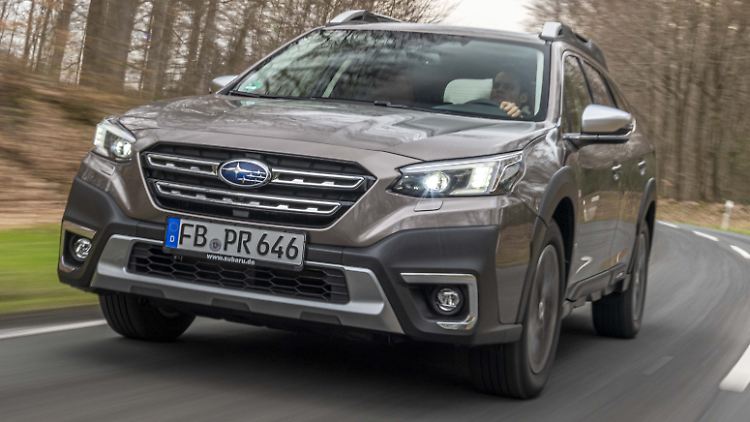 Der Subaru Outback zeigt im Test unerwartet große Langstreckenqualitäten, aber auch altbekannte Schwächen bei der Effizienz.