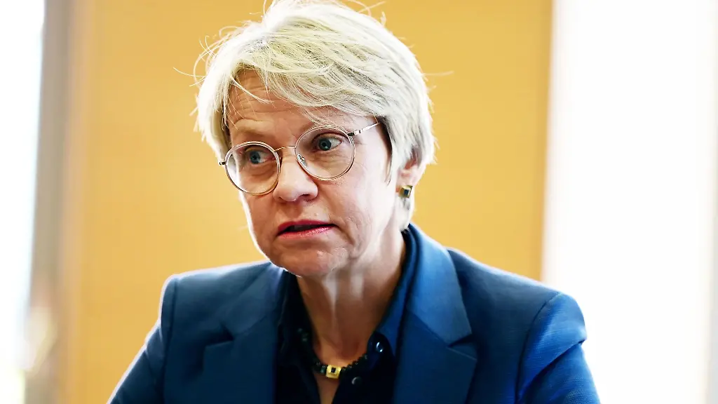 Schul-und-Bildungsministerin-Dorothee-Feller-im-Gespraech