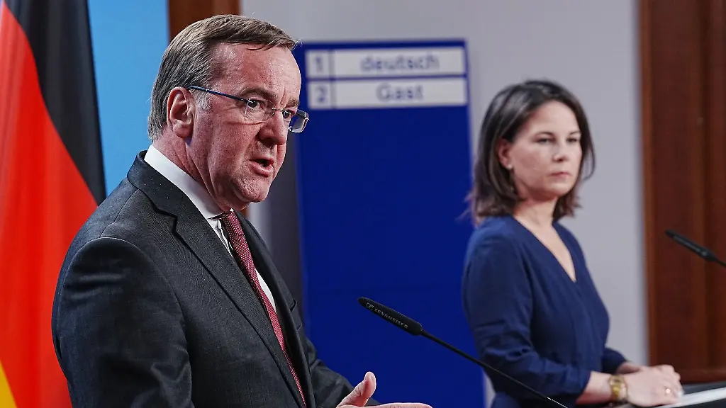 Verteidigungsminister-Boris-Pistorius-und-Aussenministerin-Annalena-Baerbock-geben-ein-Pressestatement-im-Auswaertigen-Amt-in-Berlin-zu-den-Evakuierungen-im-Sudan