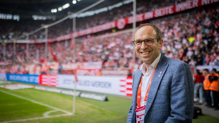 Alexander Jobst vor einer vollen Tribüne.