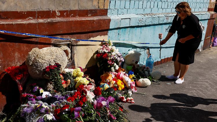 An dem Wohnhaus in Kiew, in dem am Donnerstag 22 Bewohner durch einen russischen Raketenangriff ums Leben kamen, wurde eine provisorische Gedenkstätte errichtet. 