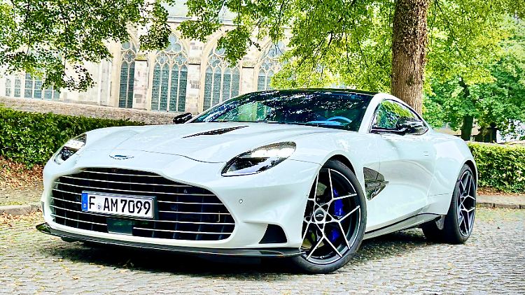 Aus der Frontperspektive sieht der Aston Martin schon markenspezifisch aus, aber nicht so speziell wie hinten. Vanquish ist eben nicht alltäglich.