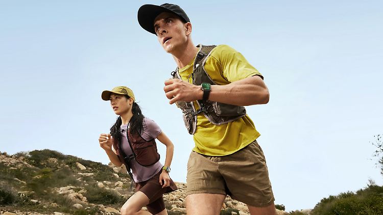 Smartwatches mit Sturzerkennung bieten Sicherheit auch bei sportlichen Aktivitäten im Gelände.