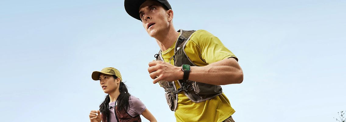 Smartwatches mit Sturzerkennung bieten Sicherheit auch bei sportlichen Aktivitäten im Gelände.