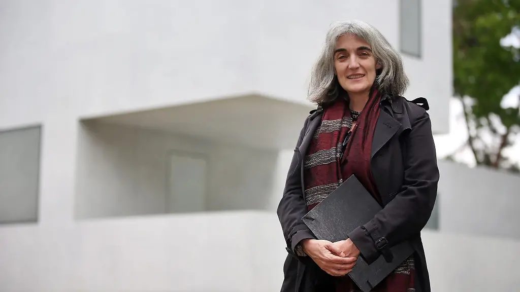 Die-Architektin-Donatella-Fioretti-steht-vor-dem-als-unscharfe-Rekonstruktion-wieder-aufgebauten-Direktorenhaus-von-Walter-Gropius