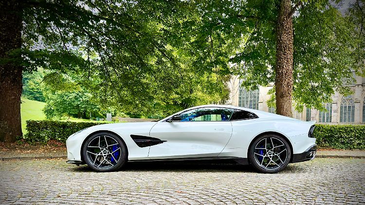 Mit 4,85 Metern Länge fällt der Ausnahmeathlet eher kurz aus. Die lange Motorhaube und das kurze Heck sind quasi die Traumproportionen eines ideal gebauten Sportwagens.