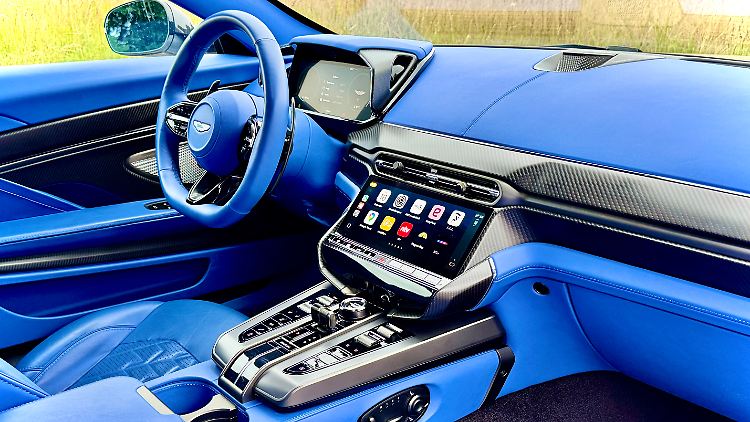 Vielleicht fällt das Interieur des Testwagens ein bisschen zu blau aus. Aber manchmal soll es eben auffällig sein.